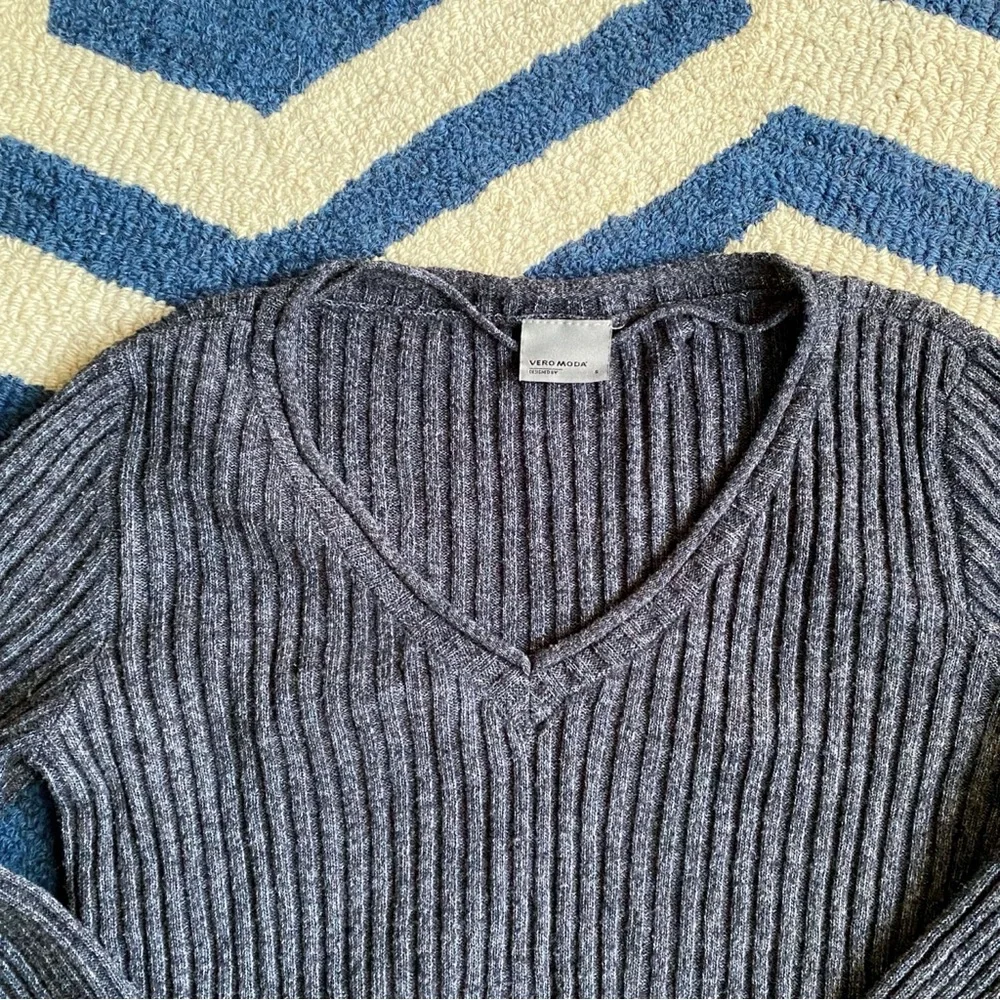 🌌 VERO MODA MIDNIGHT GREY RIBBED V-NECK SWEATER!